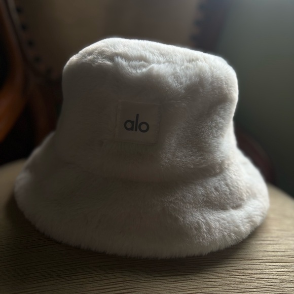 ALO Yoga Plush Faux-Fur Bucket Hat in Cream - Picture 2 of 6